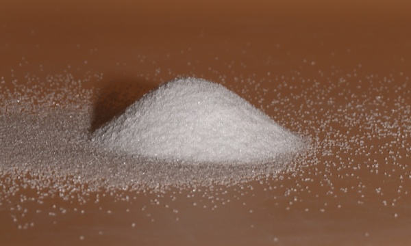 如何進行白剛玉噴砂的現(xiàn)場管理與控制？